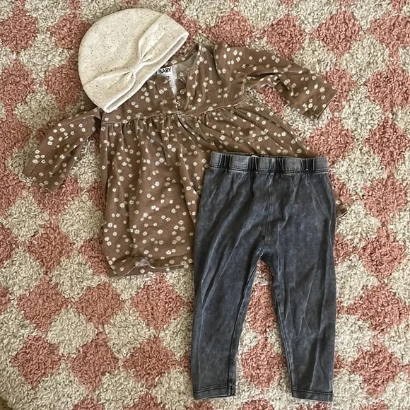 BABY GIRL NEUTRAL BUNDLE - Picture 2 of 5